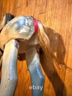 Cheval à bascule en bois sculpté à la main vintage, jouet d'art populaire avec peinture et selle d'origine