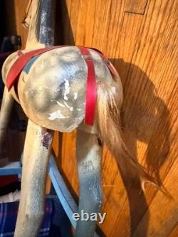 Cheval à bascule en bois sculpté à la main vintage, jouet d'art populaire avec peinture et selle d'origine