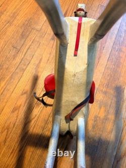 Cheval à bascule en bois sculpté à la main vintage, jouet d'art populaire avec peinture et selle d'origine