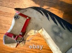 Cheval à bascule en bois sculpté à la main vintage, jouet d'art populaire avec peinture et selle d'origine