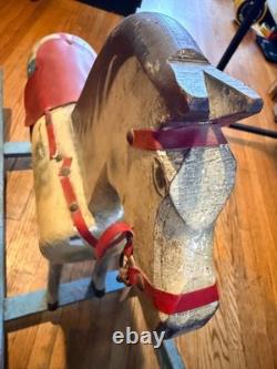 Cheval à bascule en bois sculpté à la main vintage, jouet d'art populaire avec peinture et selle d'origine