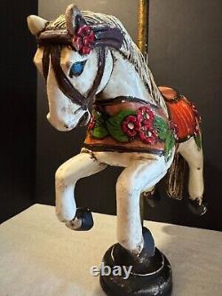 Cheval de carousel en bois peint et sculpté à la main vintage, art populaire, queue de crin, sauteur.