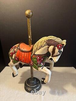 Cheval de carousel en bois peint et sculpté à la main vintage, art populaire, queue de crin, sauteur.