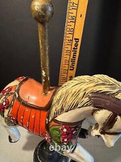 Cheval de carousel en bois peint et sculpté à la main vintage, art populaire, queue de crin, sauteur.