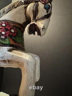 Cheval de carousel en bois peint et sculpté à la main vintage, art populaire, queue de crin, sauteur.