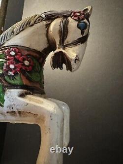 Cheval de carousel en bois peint et sculpté à la main vintage, art populaire, queue de crin, sauteur.