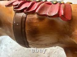Cheval de carrousel ancien en bois sculpté et peint, style folk art.