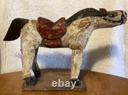 Cheval en bois d'art populaire antique, sculpté à la main et peint.
