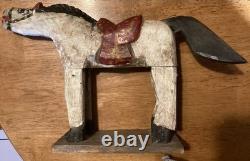 Cheval en bois d'art populaire antique, sculpté à la main et peint.