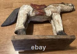 Cheval en bois d'art populaire antique, sculpté à la main et peint.