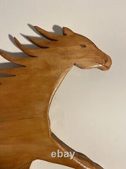 Cheval en bois sculpté à la main, art populaire