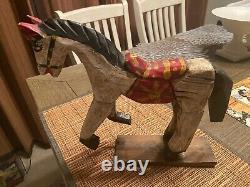 Cheval en bois sculpté à la main avec selle, de style vintage, de 12 pouces de haut, œuvre d'art populaire/jouet pour enfant.