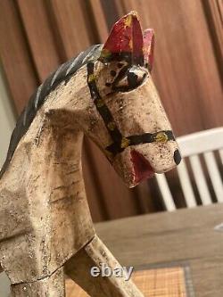 Cheval en bois sculpté à la main avec selle, de style vintage, de 12 pouces de haut, œuvre d'art populaire/jouet pour enfant.
