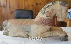 Cheval en bois sculpté et peint d'art populaire ancien