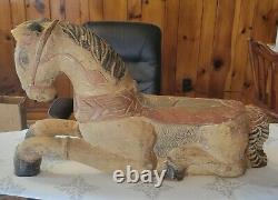 Cheval en bois sculpté et peint d'art populaire ancien