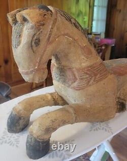 Cheval en bois sculpté et peint d'art populaire ancien