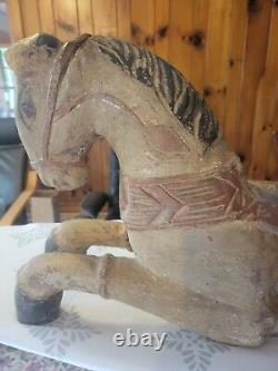 Cheval en bois sculpté et peint d'art populaire ancien