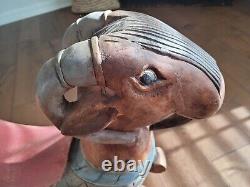 Chèvre à bascule en bois sculpté d'art populaire fantaisiste du milieu du siècle