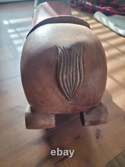 Chèvre à bascule en bois sculpté d'art populaire fantaisiste du milieu du siècle