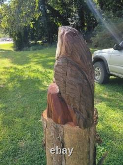 Chouette hulotte en cèdre sculptée à la tronçonneuse, unique