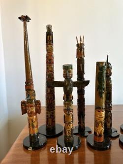 Collection de Totems Anciens en Bois Sculpté et Peints à la Main - Une Folklore Étonnante