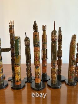 Collection de Totems Anciens en Bois Sculpté et Peints à la Main - Une Folklore Étonnante
