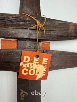 Croix en bois d’art populaire signée Dee Marcellus Cole, 21, sculptée à la main et peinte