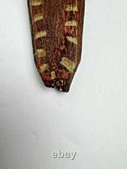 Croix en bois d’art populaire signée Dee Marcellus Cole, 21, sculptée à la main et peinte