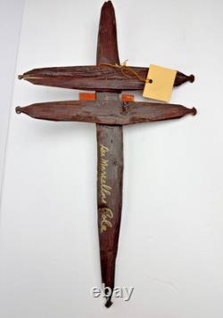 Croix en bois d’art populaire signée Dee Marcellus Cole, 21, sculptée à la main et peinte