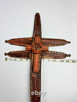 Croix en bois d’art populaire signée Dee Marcellus Cole, 21, sculptée à la main et peinte