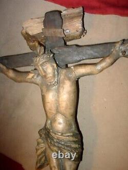 Croix murale antique du 20e siècle sculptée à la main - Art populaire du Christ - Santos - Bultos - années 1800