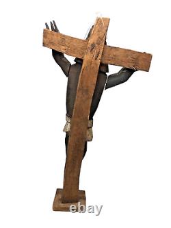 Croix primitive en bois sculpté Santos Jesus Crucifix Guatemala Art populaire rare