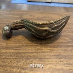 Cuillère à écope en bois sculptée d'art populaire antique avec pieuvre en abalone - TRÈS COOL
