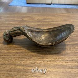 Cuillère à écope en bois sculptée d'art populaire antique avec pieuvre en abalone - TRÈS COOL