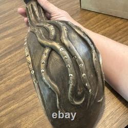 Cuillère à écope en bois sculptée d'art populaire antique avec pieuvre en abalone - TRÈS COOL