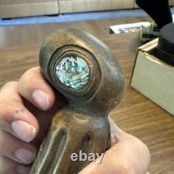 Cuillère à écope en bois sculptée d'art populaire antique avec pieuvre en abalone - TRÈS COOL