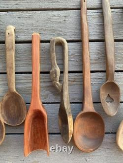 Cuillère en bois et lot de 8 cuillères antiques et vintage en art populaire primitif sculpté en bois