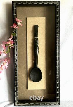 Cuillère en bois foncé sculptée à la main d'art populaire africain dans un cadre shadow box (ensemble de 2)