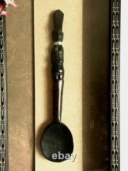 Cuillère en bois foncé sculptée à la main d'art populaire africain dans un cadre shadow box (ensemble de 2)
