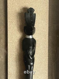 Cuillère en bois foncé sculptée à la main d'art populaire africain dans un cadre shadow box (ensemble de 2)