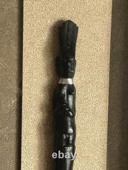 Cuillère en bois foncé sculptée à la main d'art populaire africain dans un cadre shadow box (ensemble de 2)