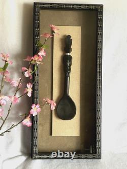 Cuillère en bois foncé sculptée à la main d'art populaire africain dans un cadre shadow box (ensemble de 2)