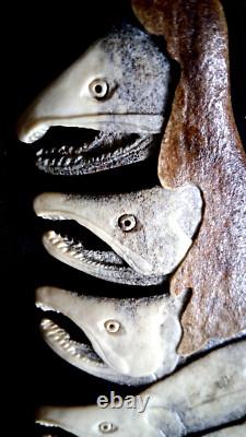 DÉTAILLÉ Alaska signé Hd Sculpté Corne Art Populaire Sculpture scène de Poisson Saumon