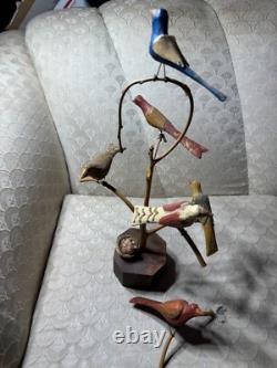 Dan et Barbara Strawser Sculptures d'oiseaux en bois sculptés et peints à la main dans un arbre - LIRE