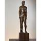 Début Du 20ème Siècle Art Folklorique Sculpté Main De Bois Sculpté Sculpture De L'homme Avec Axe Sur Plinth