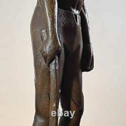 Début Du 20ème Siècle Art Folklorique Sculpté Main De Bois Sculpté Sculpture De L'homme Avec Axe Sur Plinth