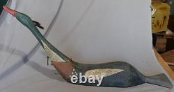 Décoy de merganser en folk art vintage antique peint vers les années 1930, surdimensionné et sculpté à la main.