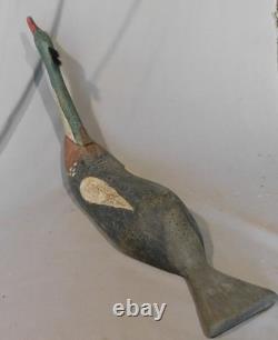 Décoy de merganser en folk art vintage antique peint vers les années 1930, surdimensionné et sculpté à la main.