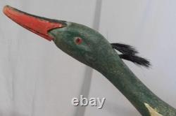 Décoy de merganser en folk art vintage antique peint vers les années 1930, surdimensionné et sculpté à la main.