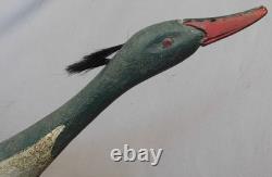 Décoy de merganser en folk art vintage antique peint vers les années 1930, surdimensionné et sculpté à la main.